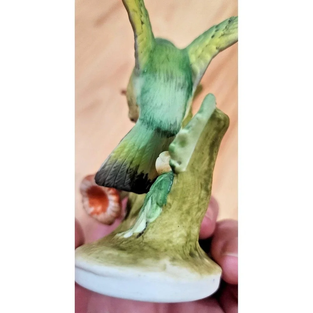 Lefton sweet little Hummingbird drinking nectarine from a flower figurine